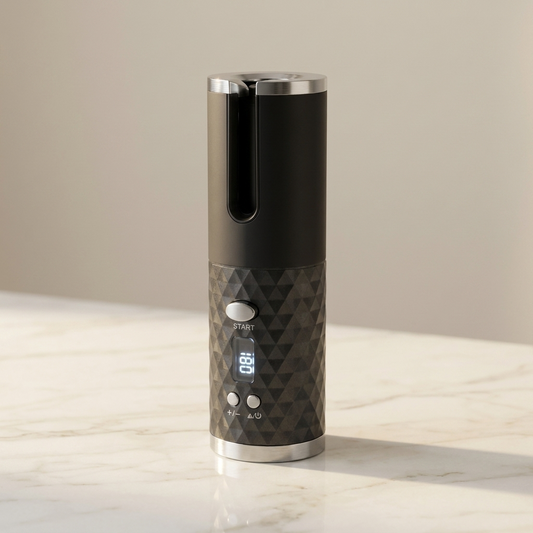 Rizador de pelo automático inalámbrico negro con pantalla LCD encendida sobre superficie de mármol