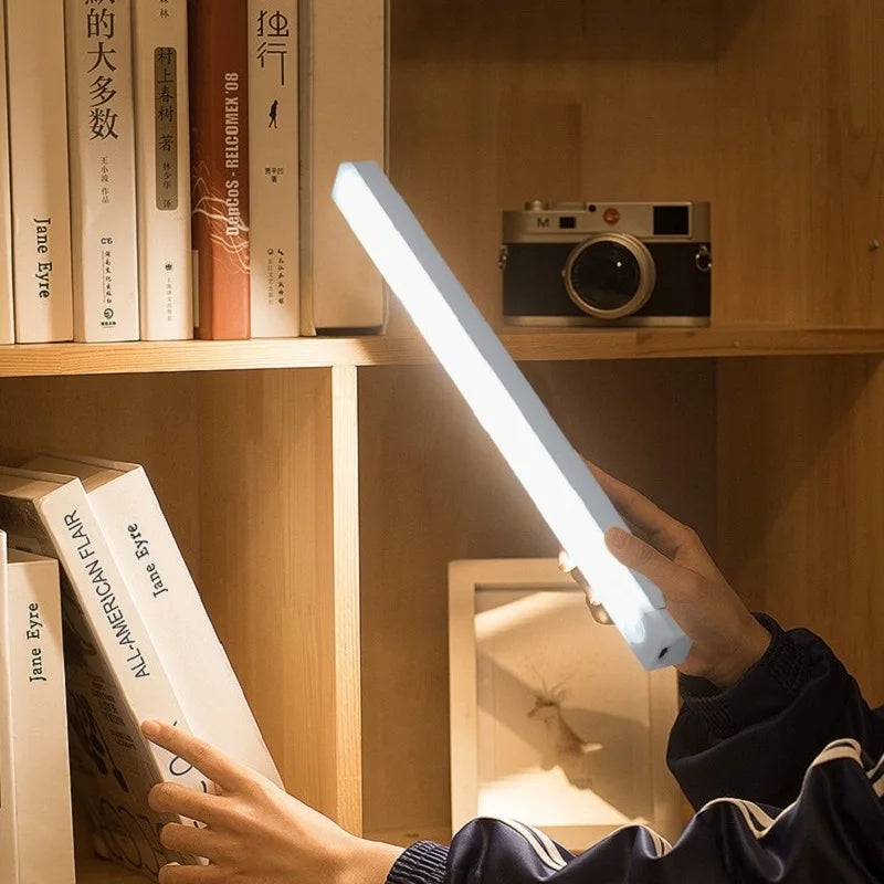 Luz LED con Sensor de Movimiento Recargable — Ilumina Armarios y Pasillos sin Cables
