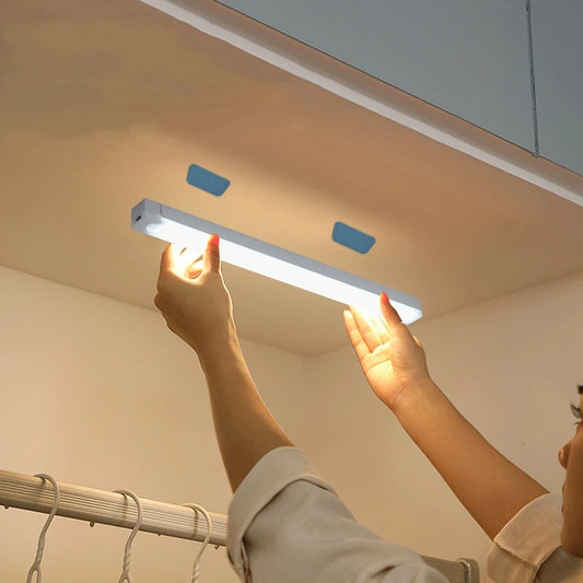 Luz LED con Sensor de Movimiento Recargable — Ilumina Armarios y Pasillos sin Cables