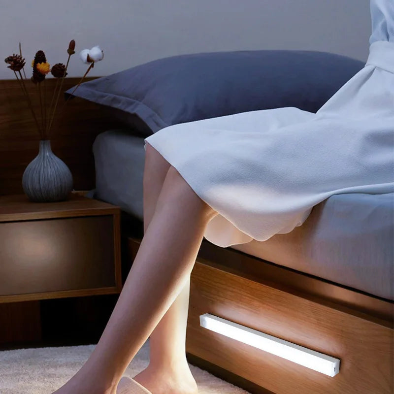 Luz LED con Sensor de Movimiento Recargable — Ilumina Armarios y Pasillos sin Cables