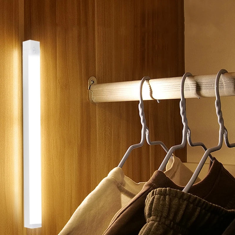 Luz LED con Sensor de Movimiento Recargable — Ilumina Armarios y Pasillos sin Cables